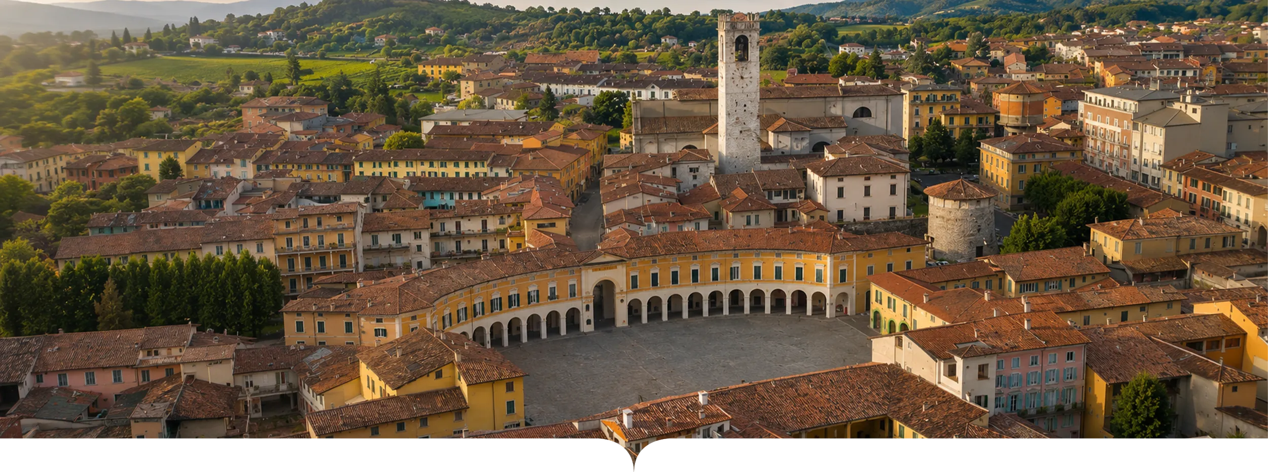 Veduta panoramica del centro storico di Rovato con piazza e torre civica